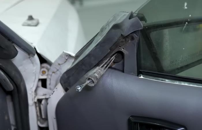 1981-1988-fox-body-mustang-convertible-t-top-run-channel-weatherstrip-install_1e6c11f6.jpg (700×450)