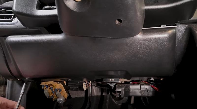 1990-1993-fox-body-mustang-lower-dash-trim-knee-panel-install-how-to_488f02fb.jpg (800×443)
