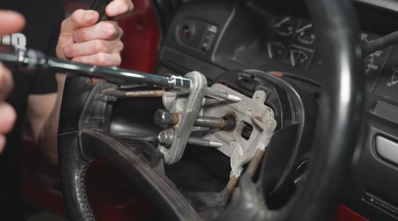 1992-1993-bronco-1993-svt-lightning-steering-wheel-removal-installation_45e505b4.jpg (800×444)