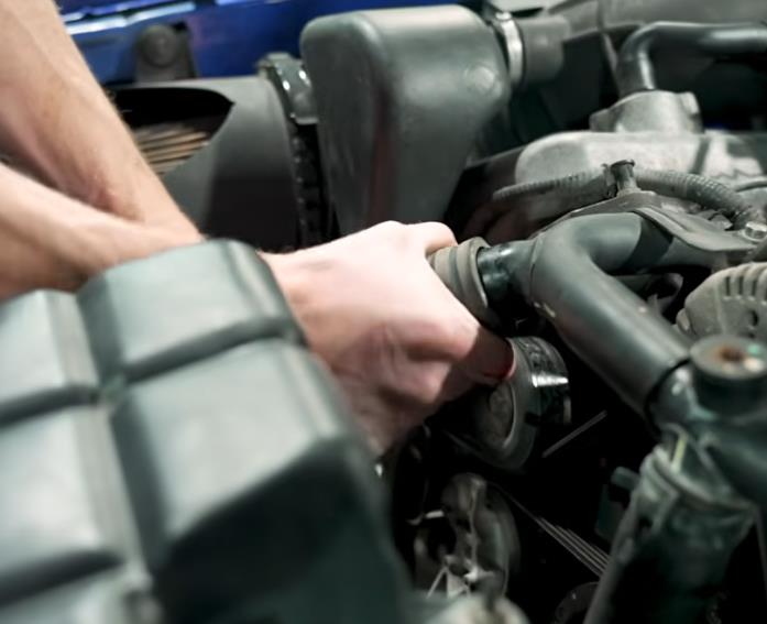1996-2004-mustang-4v-46-replacement-coolant-crossover-tube-install-instructions_0140e228.jpg (697&times;567)