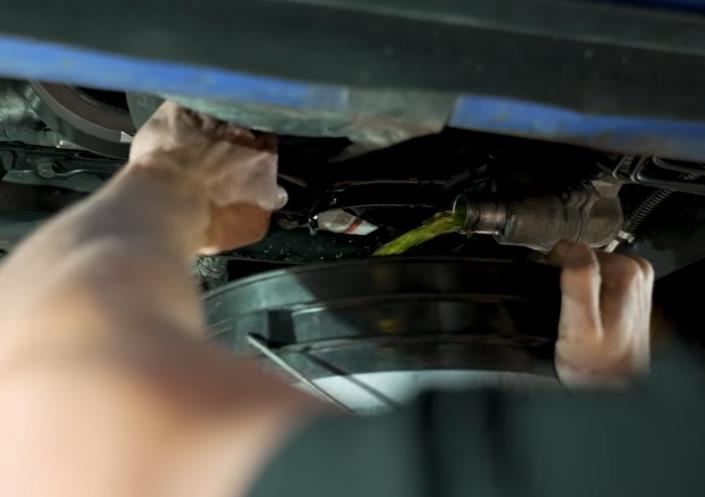 1996-2004-mustang-4v-46-replacement-coolant-crossover-tube-install-instructions_33398aa9.jpg (705&times;497)