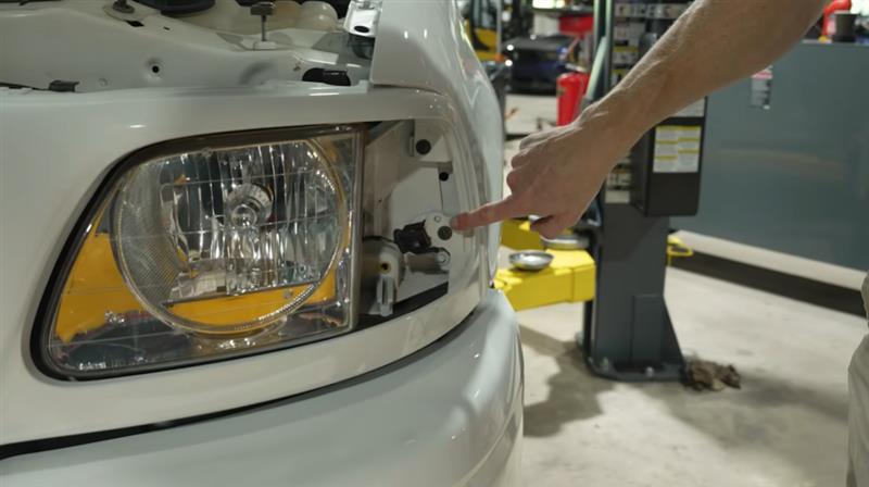 1999-2004-ford-svt-f150-lightning-front-bumper-installation_6172376a.jpg (800&times;448)