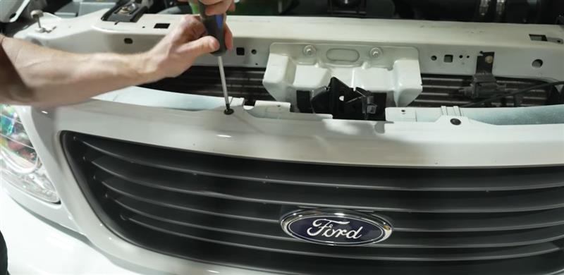 1999-2004-ford-svt-f150-lightning-front-bumper-installation_f807a836.jpg (800&times;390)