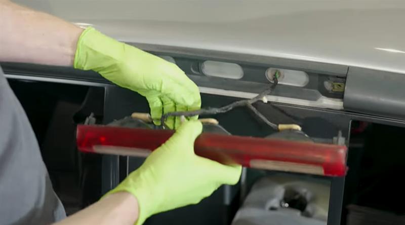2001-2004-ford-svt-lightning-third-brake-light-installation_2e0d98ae.jpg (800&times;444)