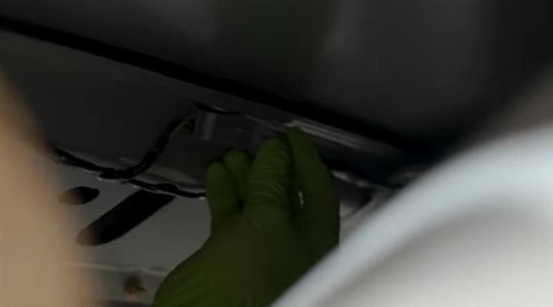 2001-2004-ford-svt-lightning-third-brake-light-installation_3679963d.jpg (800&times;444)