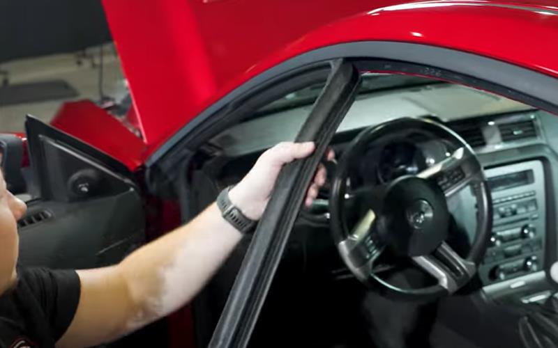 2005-2014-s197-mustang-roof-rail-weather-strip-install_01f793f9.jpg (800×500)