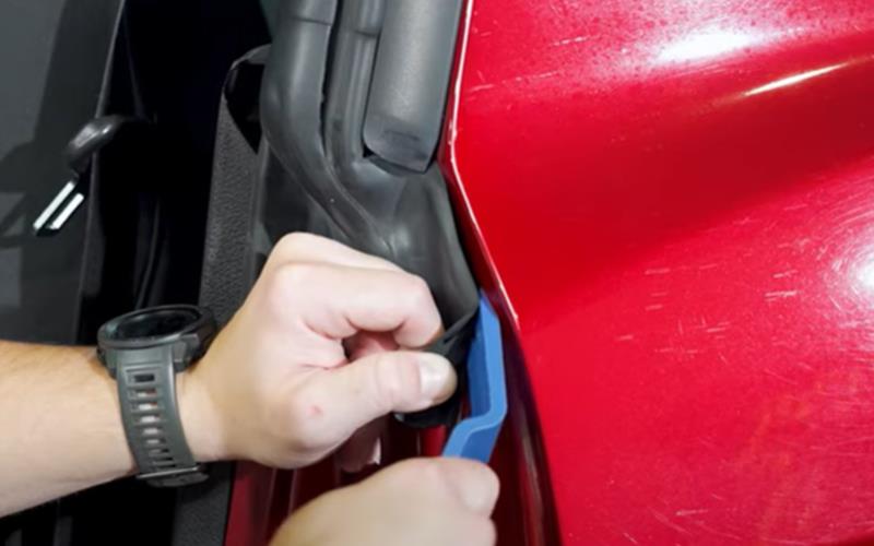 2005-2014-s197-mustang-roof-rail-weather-strip-install_4071dbc1.jpg (800×500)
