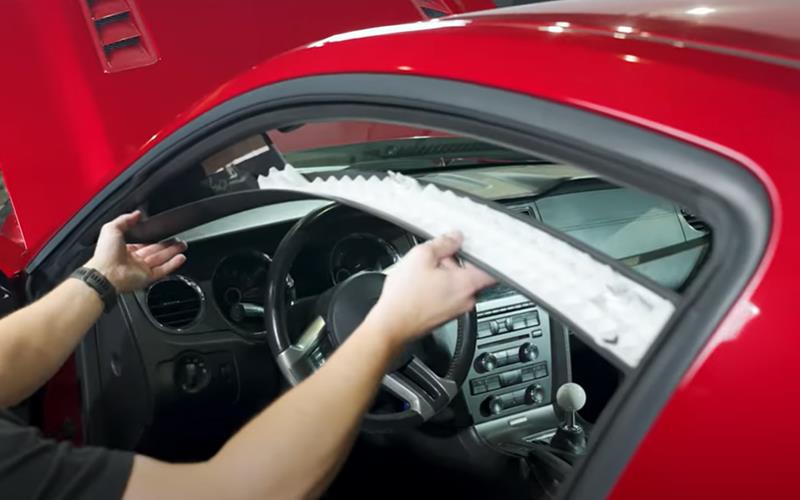 2005-2014-s197-mustang-roof-rail-weather-strip-install_62dc3a03.jpg (800×500)