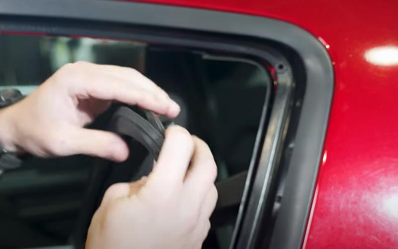 2005-2014-s197-mustang-roof-rail-weather-strip-install_ce1955d0.jpg (800×500)