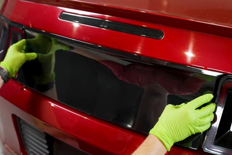 2010-2014-mustang-sve-smooth-decklid-panel-sve-63423a-installation_1d8b7da1.jpg (800×533)