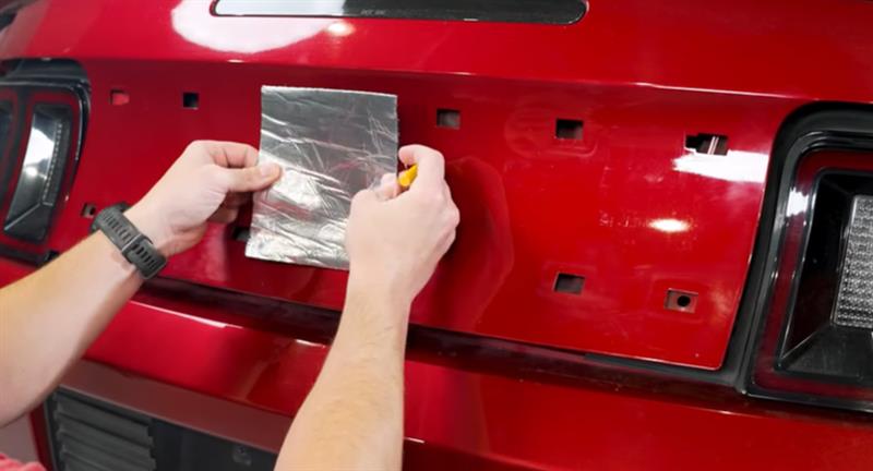 2010-2014-mustang-sve-smooth-decklid-panel-sve-63423a-installation_349bc1b1.jpg (800×432)