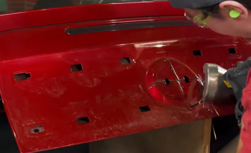2010-2014-mustang-sve-smooth-decklid-panel-sve-63423a-installation_3c334f65.jpg (800×489)