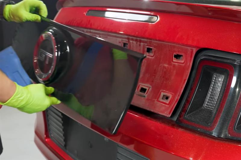 2010-2014-mustang-sve-smooth-decklid-panel-sve-63423a-installation_59908e49.jpg (800×533)