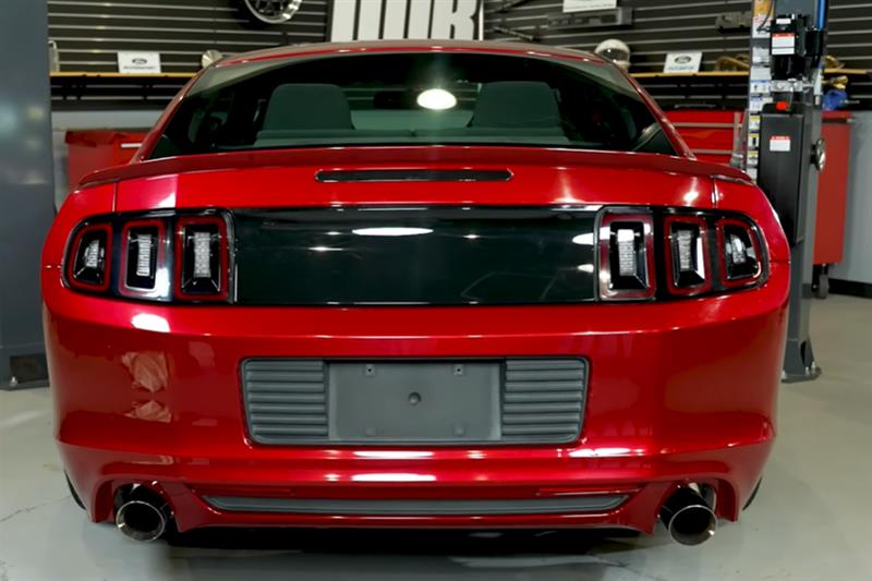 2010-2014-mustang-sve-smooth-decklid-panel-sve-63423a-installation_af2bff12.jpg (800×533)