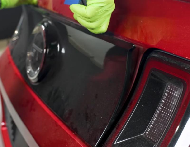 2010-2014-mustang-sve-smooth-decklid-panel-sve-63423a-installation_e46a4645.jpg (800×622)