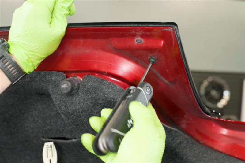 2010-2014-mustang-sve-smooth-decklid-panel-sve-63423a-installation_ff968cc5.jpg (800×533)