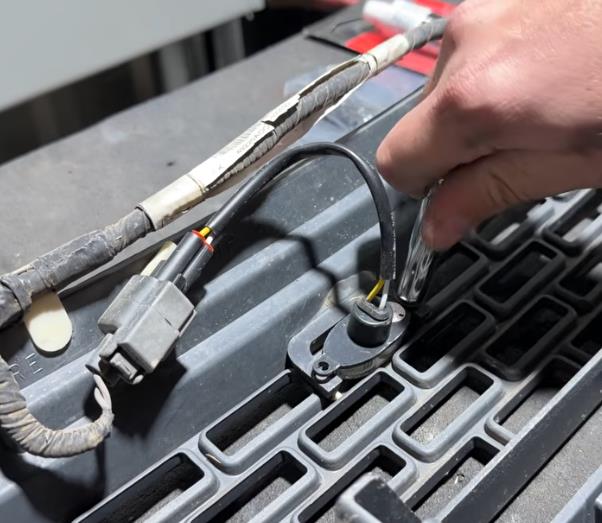 2010-2014-raptor-gen-1-grille-marker-light-repair-kit-how-to-install_47c0ddc3.jpg (602&times;523)