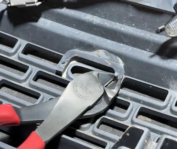 2010-2014-raptor-gen-1-grille-marker-light-repair-kit-how-to-install_a059891a.jpg (614&times;518)