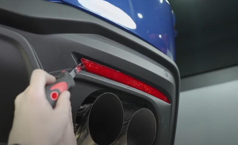 2024-2025-s650-mustang-led-rear-reflector-install_bd8af3e0.jpg (800&times;486)