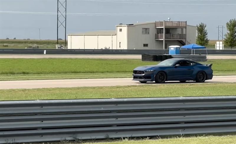 2025-mustang-dark-horse-supercharged-track-day-at-motorsports-park-hastings_98f2e472.jpg (800×489)