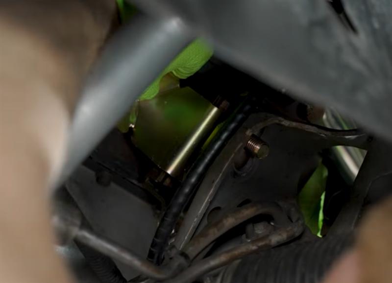 how-to-install-1979-1995-mustang-motor-mounts_b667c80f.jpg (800×578)