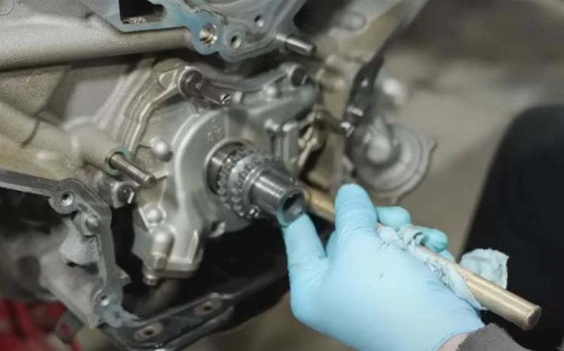 how-to-install-gen-2-coyote-oil-pump-gears-crank-sprocket_818c38cc.jpg (800&times;498)
