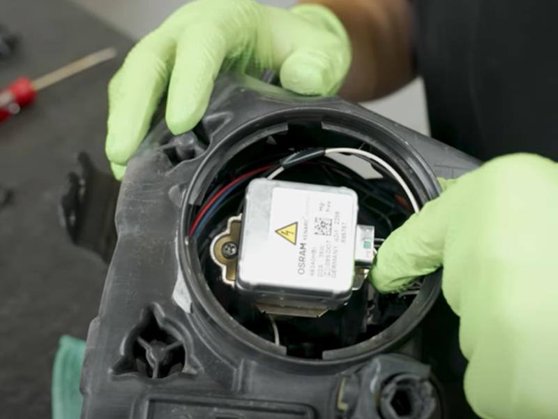 how-to-install-hid-projector-headlights-2013-2014-mustang-s197_481501f7.jpg (800&times;600)