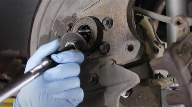 install-mustang-rear-end-gear_ea2620ae.jpg (800&times;444)