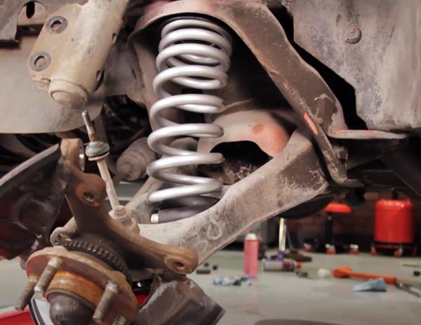 mustang-lowering-spring-installation-79-04_2973225d.jpg (600&times;463)