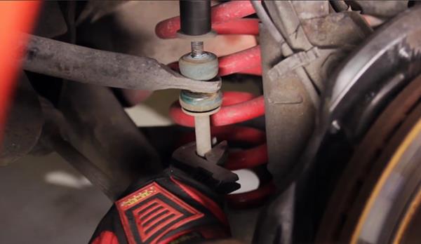 mustang-lowering-spring-installation-79-04_5cf68f57.jpg (600&times;348)
