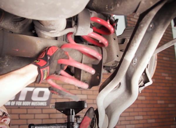 mustang-lowering-spring-installation-79-04_8e55bc1e.jpg (600&times;436)